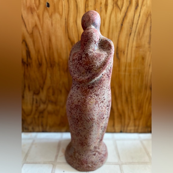 Lovers Embrace Pottery Statue - Picture 1 of 1